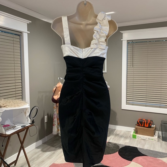 Women's Formal Dress - Picture 3 of 9